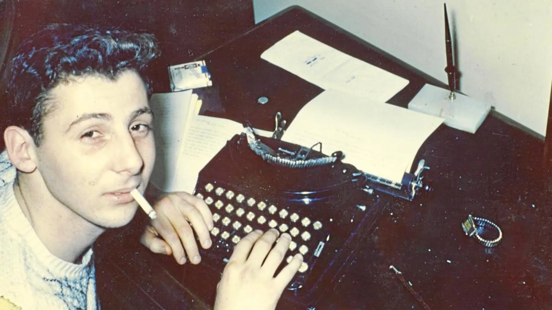 Stanley Elkin con unos 20 años, edad en la que empezó a escribir algunos de los cuentos que se incluyen en «Poética para acosadores»