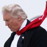 Para evitar que las palas de su corbata se abran, Trump recurre a un truco de andar por casa
