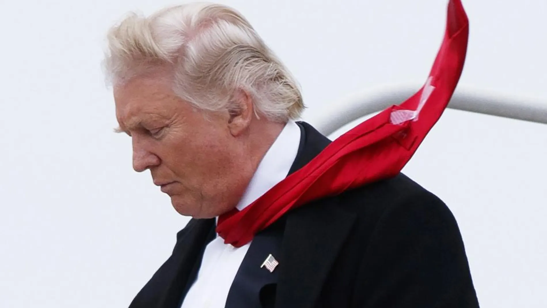 Para evitar que las palas de su corbata se abran, Trump recurre a un truco de andar por casa