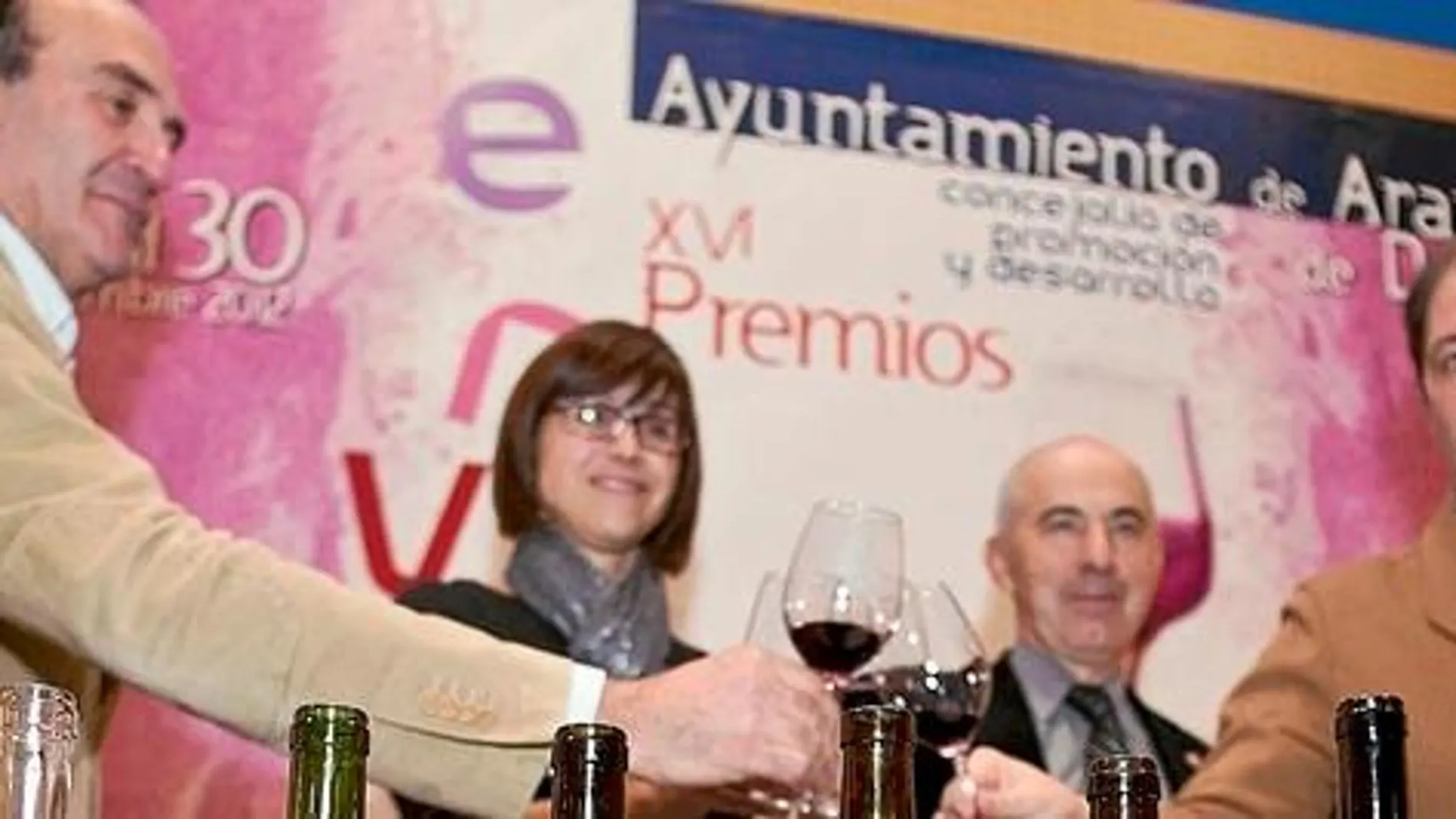 La alcaldesa de Aranda de Duero, Raquel González, Javier Rojas, Ignacio Pérez Lorenz y Juan Velasco, brindan con uno de los vinos vencedores en los Premios Envero 2012