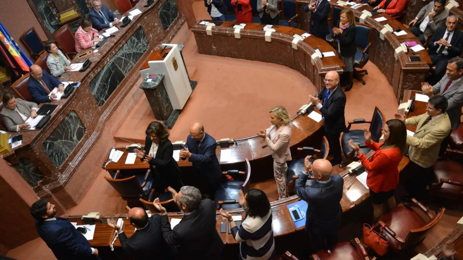 El presidente de la Comunidad, Fernando López Miras, respaldado por los diputados del Partido Popular