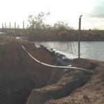 El agua se filtra a través de la rotura