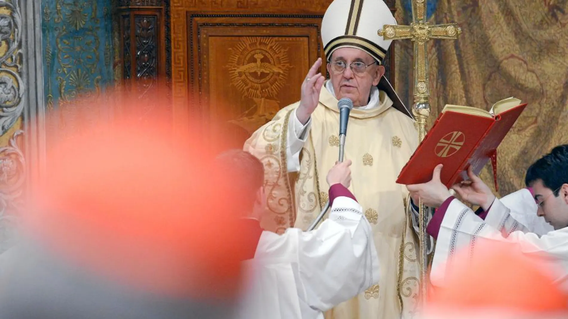 El Papa Francisco durante su primera misa a los cardenales en la Capilla Sixtina