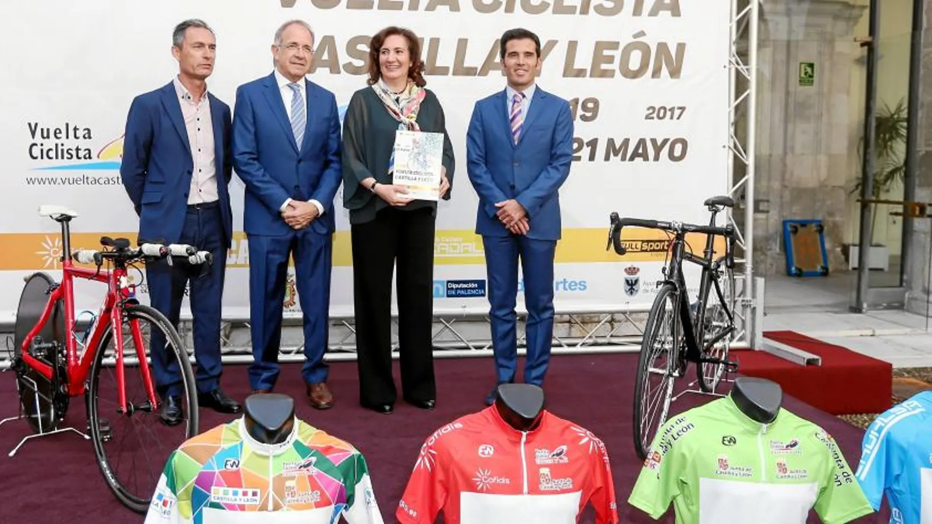 La consejera María Josefa García Cirac presenta la XXXII Vuelta Ciclista a Castilla y León junto a López Cerrón, Laudelino Cubino y Alfonso Lahuerta