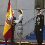 La Reina Letizia y el director general de la Policía Nacional, Ignacio Cosidó (i), durante el acto de entrega de la bandera de España a la Policía Nacional