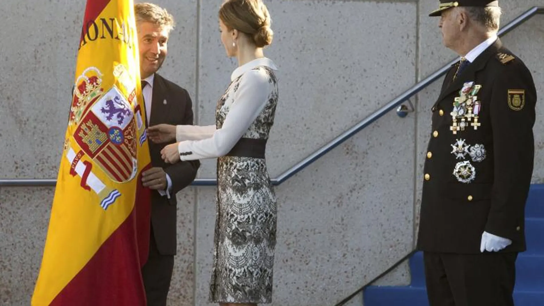 La Reina Letizia y el director general de la Policía Nacional, Ignacio Cosidó (i), durante el acto de entrega de la bandera de España a la Policía Nacional