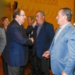El presidente de la Junta saluda a los líderes agrarios Aurelio González, de la Alianza Coag-Upa, y Donaciano Dujo, de Asaja.