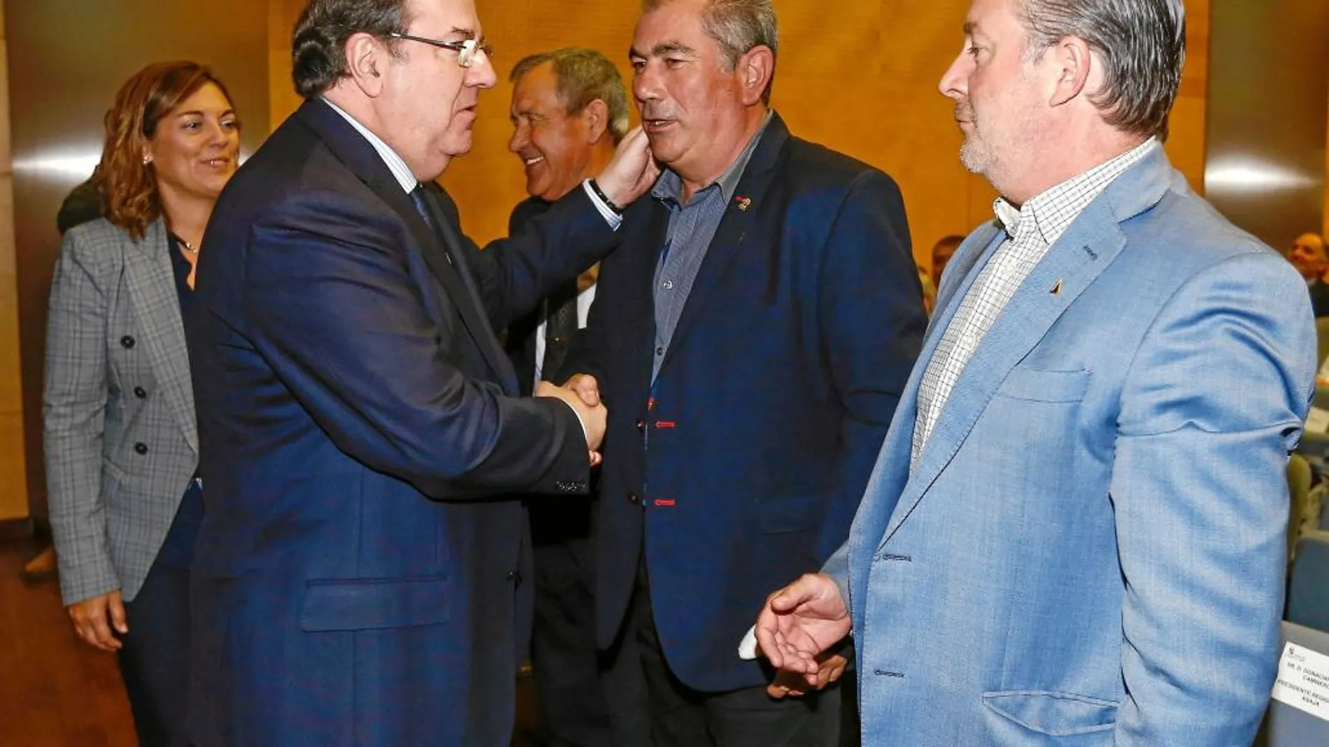 El presidente de la Junta saluda a los líderes agrarios Aurelio González, de la Alianza Coag-Upa, y Donaciano Dujo, de Asaja.