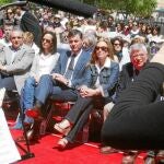 El «Día de la rosa» nació como boicot del líder del PSM al acto institucional que Esperanza Aguirre organizó en la Puerta del Sol en 2009. Dos ministras y varios miembros de las ejecutivas nacional y regional disfrutaron entonces junto a Gómez del concierto de un cuarteto de viento.