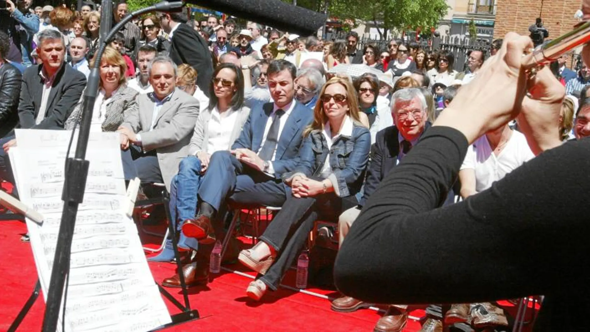 El «Día de la rosa» nació como boicot del líder del PSM al acto institucional que Esperanza Aguirre organizó en la Puerta del Sol en 2009. Dos ministras y varios miembros de las ejecutivas nacional y regional disfrutaron entonces junto a Gómez del concierto de un cuarteto de viento.
