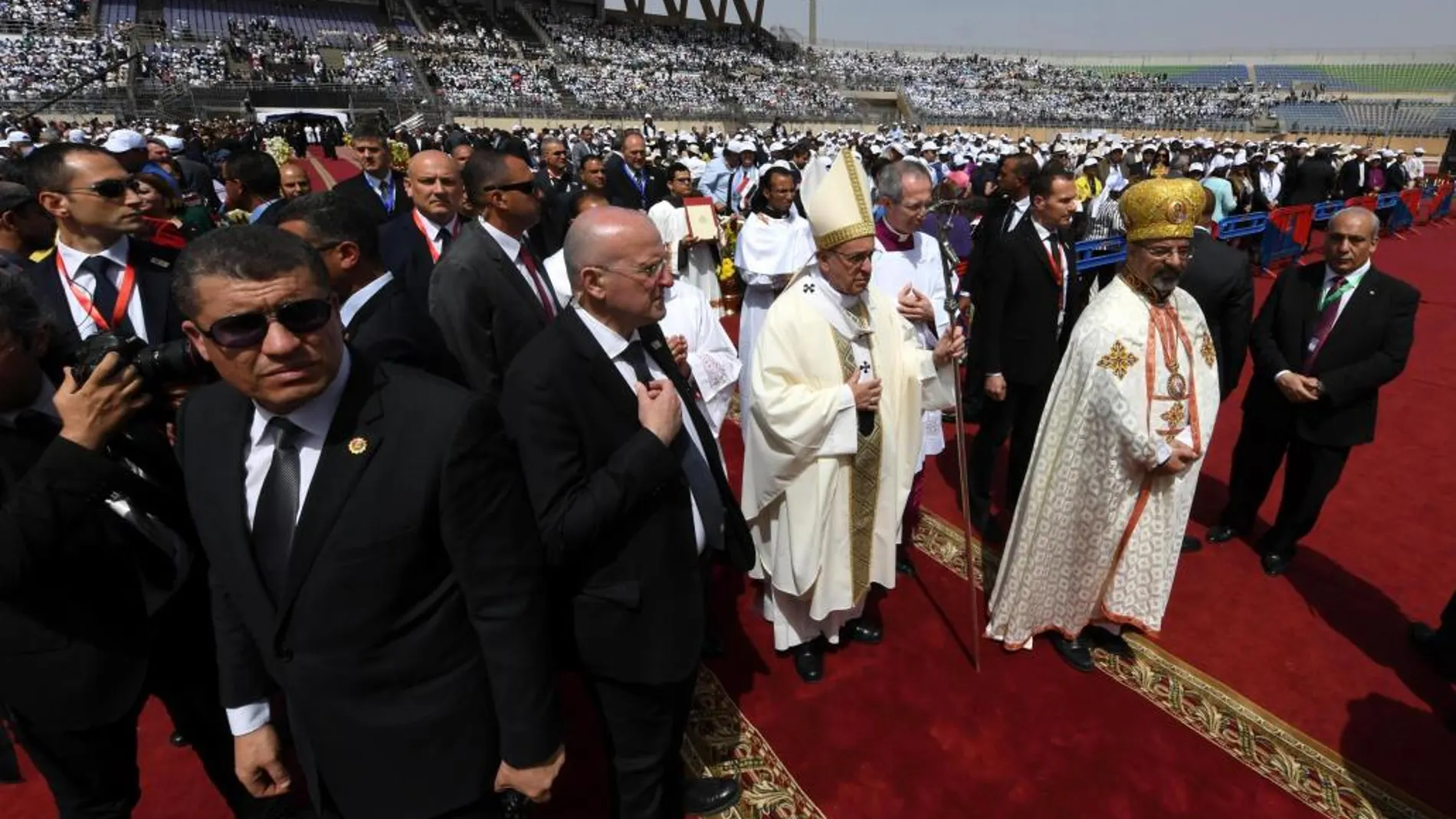 El Papa llega al estadio de El Cairo para celebrar la misa