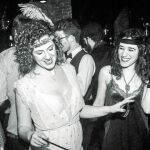 Acudir disfrazado es obligatorio, según sus organizadores, porque «iguala a toda la gente en una fiesta». ¿La temática? Steampunk con un puntito de cabaret