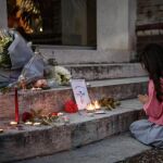 Una niña ora junto a un memorial por el sacerdote asesinado el pasado 26 de julio en una iglesia de Normandía