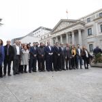 Diputados y senadores que han apoyado a Homs en la puerta del Congreso de los Diputados