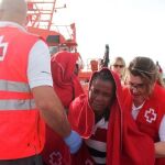 Cruz Roja se encarga de la primera ayuda humanitaria a los inmigrantes y refugiados que llegan a las costas andaluzas