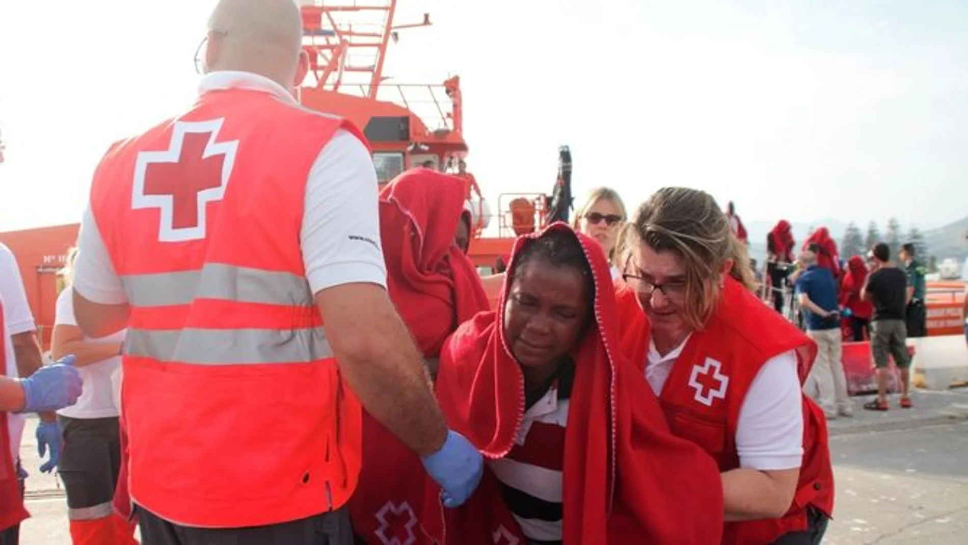 Cruz Roja se encarga de la primera ayuda humanitaria a los inmigrantes y refugiados que llegan a las costas andaluzas