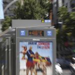 Una marquesina de la calle Menéndez Pelayo de Madrid señala 48ºC