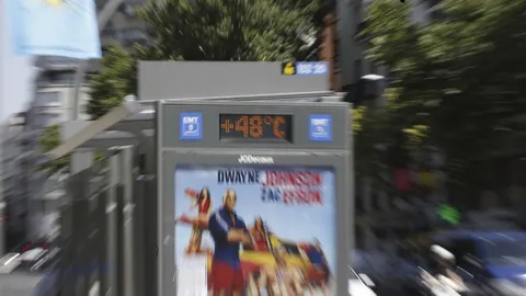 Una marquesina de la calle Menéndez Pelayo de Madrid señala 48ºC