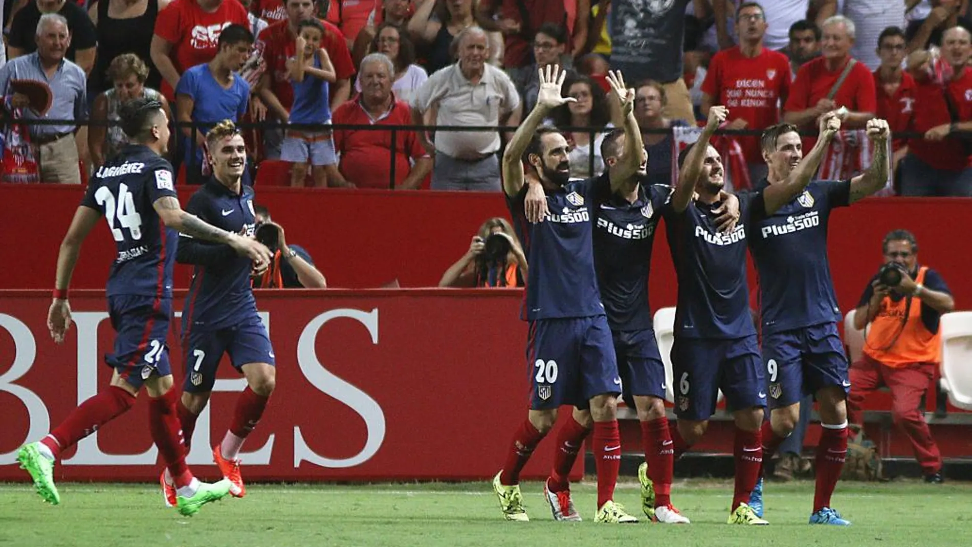 Los jugadores del Atlético de Madrid celebran su primer gol ante el Sevilla FC, conseguido por Koke (2d)