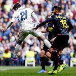 Álvaro Morata remata de cabeza el primer tanto del encuentro de ayer en el Bernabéu