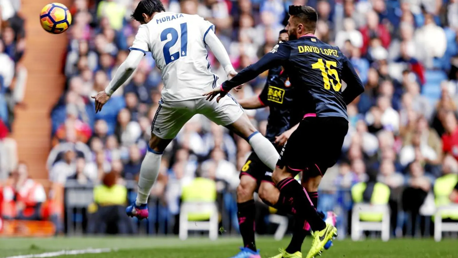 Álvaro Morata remata de cabeza el primer tanto del encuentro de ayer en el Bernabéu