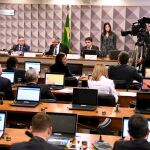 El senador brasileño Antonio Anastasia (i), instructor del juicio político contra la presidenta suspendida de Brasil, Dilma Rousseff, durante la presentación de su informe sobre el caso