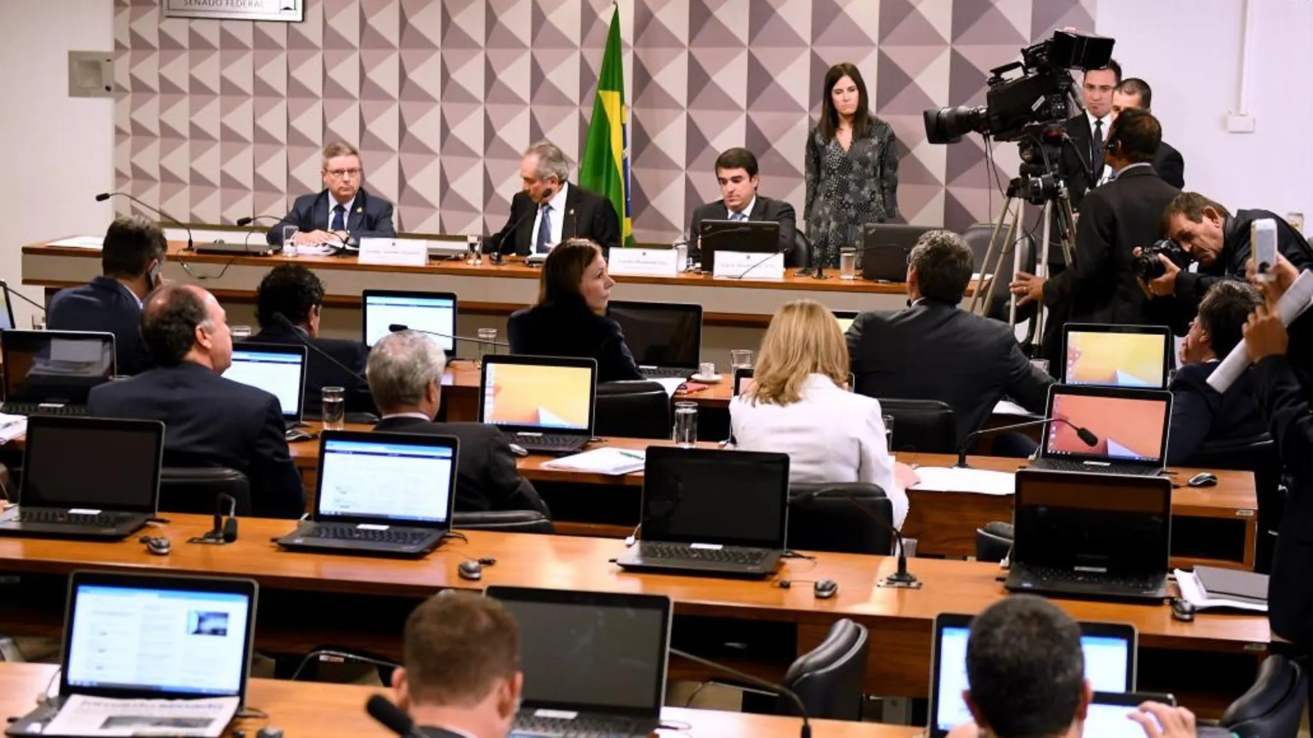 El senador brasileño Antonio Anastasia (i), instructor del juicio político contra la presidenta suspendida de Brasil, Dilma Rousseff, durante la presentación de su informe sobre el caso