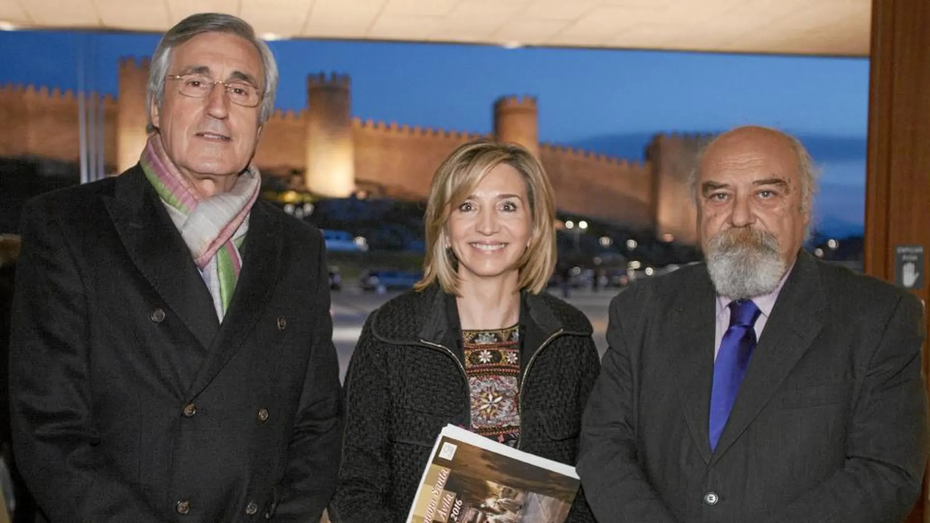 La consejera de Familia e Igualdad de Oportunidades, Alicia García, junto al alcalde de Ávila, José Luis Rivas, y el presidente de la Junta de de la Semana Santa abulense, Emilio Iglesias