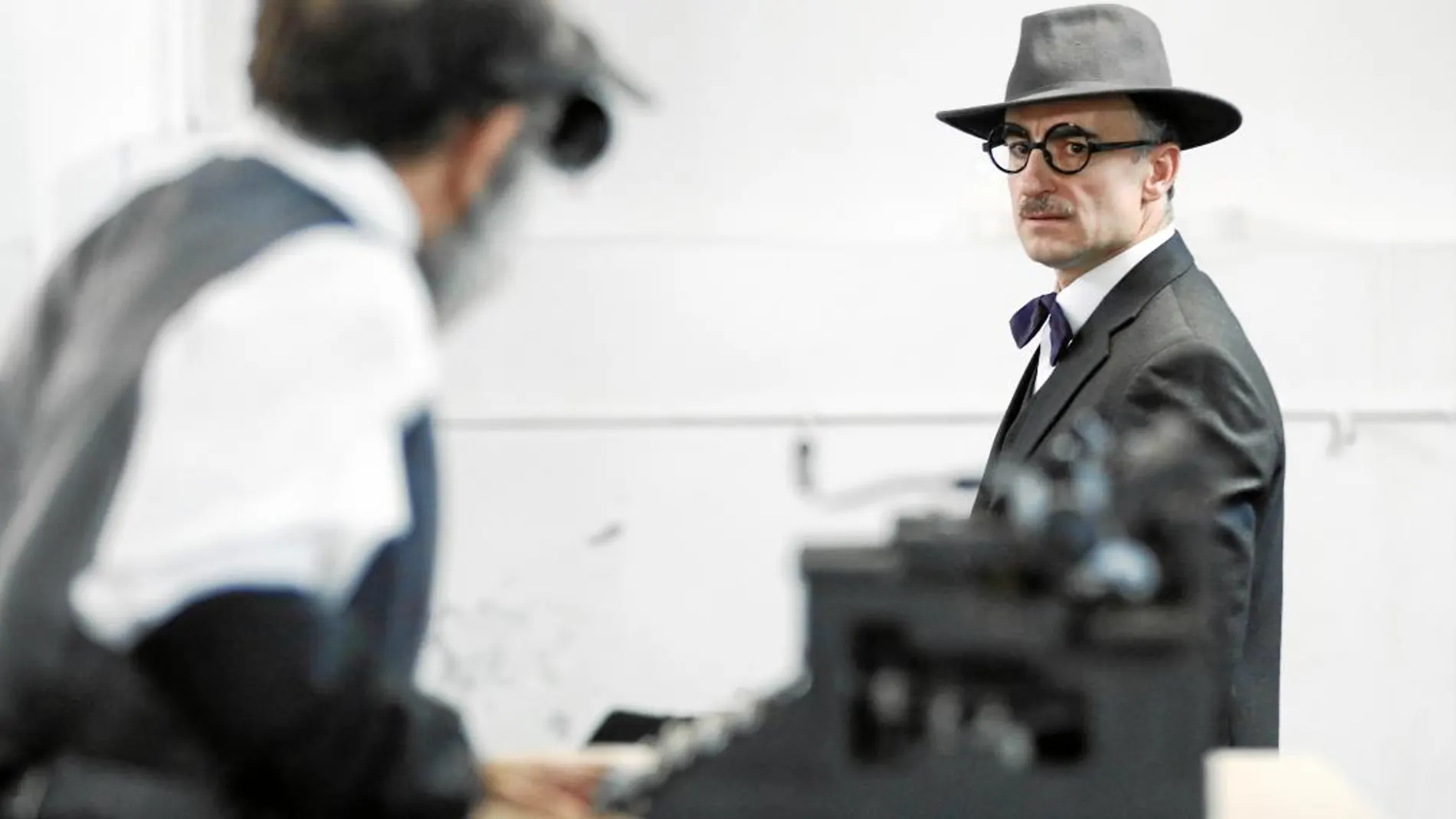 «Enigma Pessoa» está dirigido por Pablo Viar y protagonizado por David Luque y Emilio Gavira / Foto: Luis Díaz
