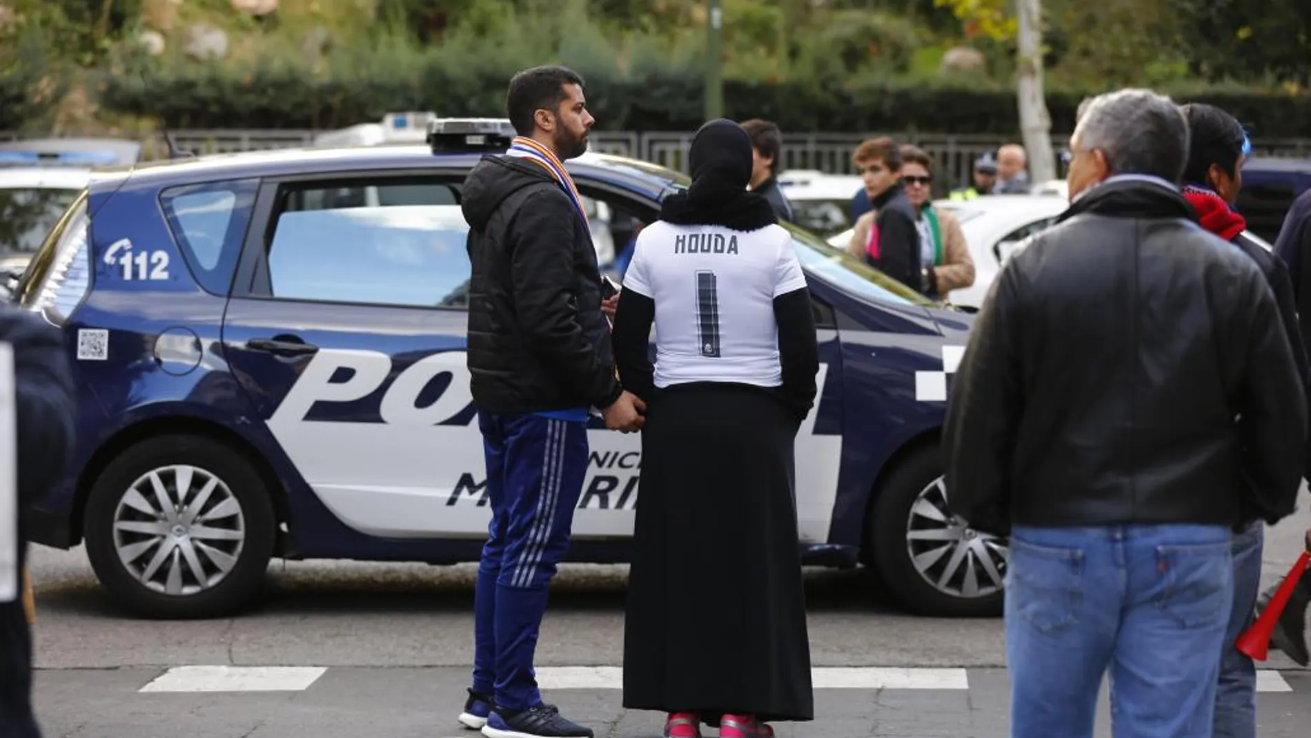 Dos madridistas esperan para entrar en el Bernabéu