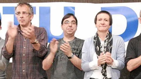 Miembros de la coordinadora Gesto por la Paz aplauden la decisión por «amplio consenso» de sus integrantes la disolución de la organización tras 28 años de «trabajo por la paz»