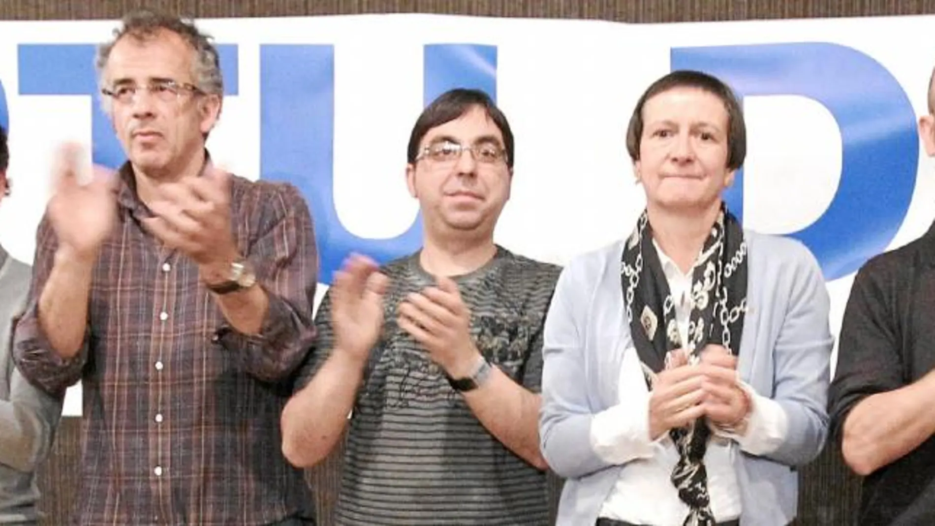 Miembros de la coordinadora Gesto por la Paz aplauden la decisión por «amplio consenso» de sus integrantes la disolución de la organización tras 28 años de «trabajo por la paz»
