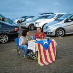 Una pareja de independentistas acampa en las inmediaciones de la cárcel de Lledoners donde permanece preso Oriol Junqueras