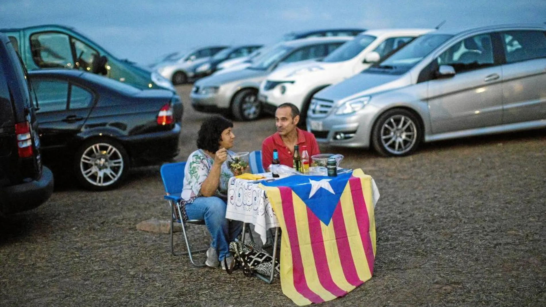 Una pareja de independentistas acampa en las inmediaciones de la cárcel de Lledoners donde permanece preso Oriol Junqueras