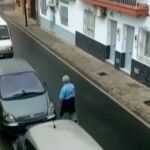 Fotograma del vídeo donde se ve al hombre golpear los vehículos