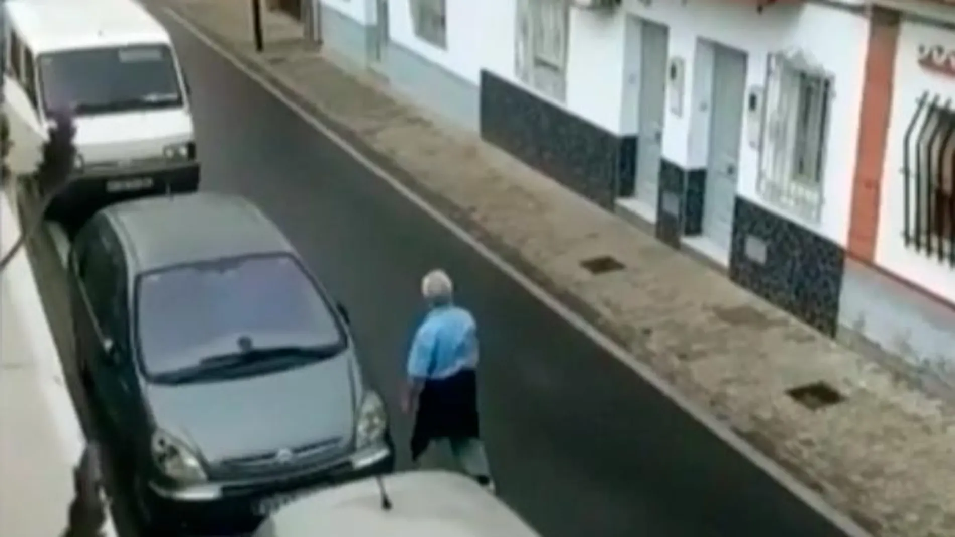 Fotograma del vídeo donde se ve al hombre golpear los vehículos