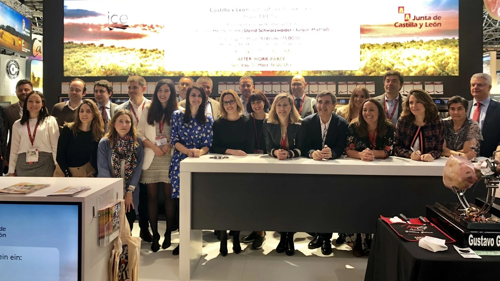 La consejera Pilar del Olmo junto a los representantes de Castilla y León en la feria Prowein