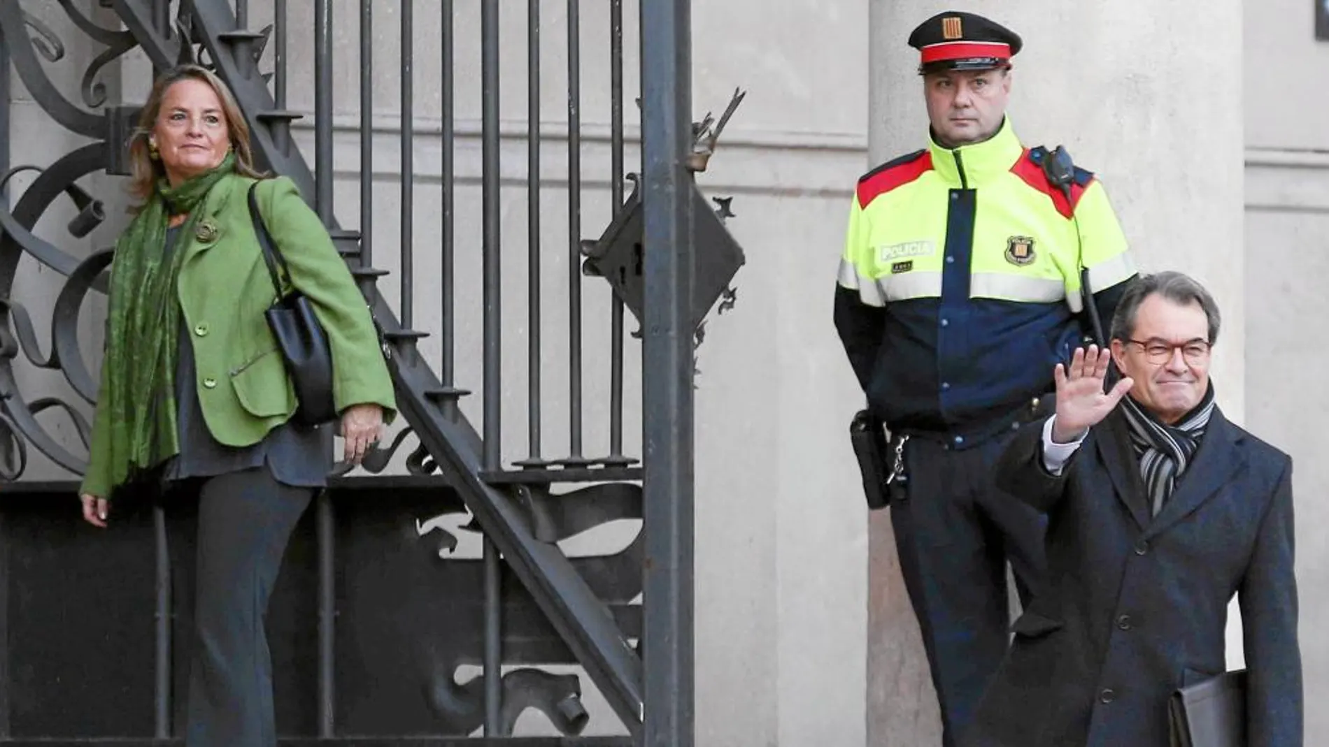 En la imagen, Artur Mas a, ayer, a la entrada del TSJC acompañado por su mujer