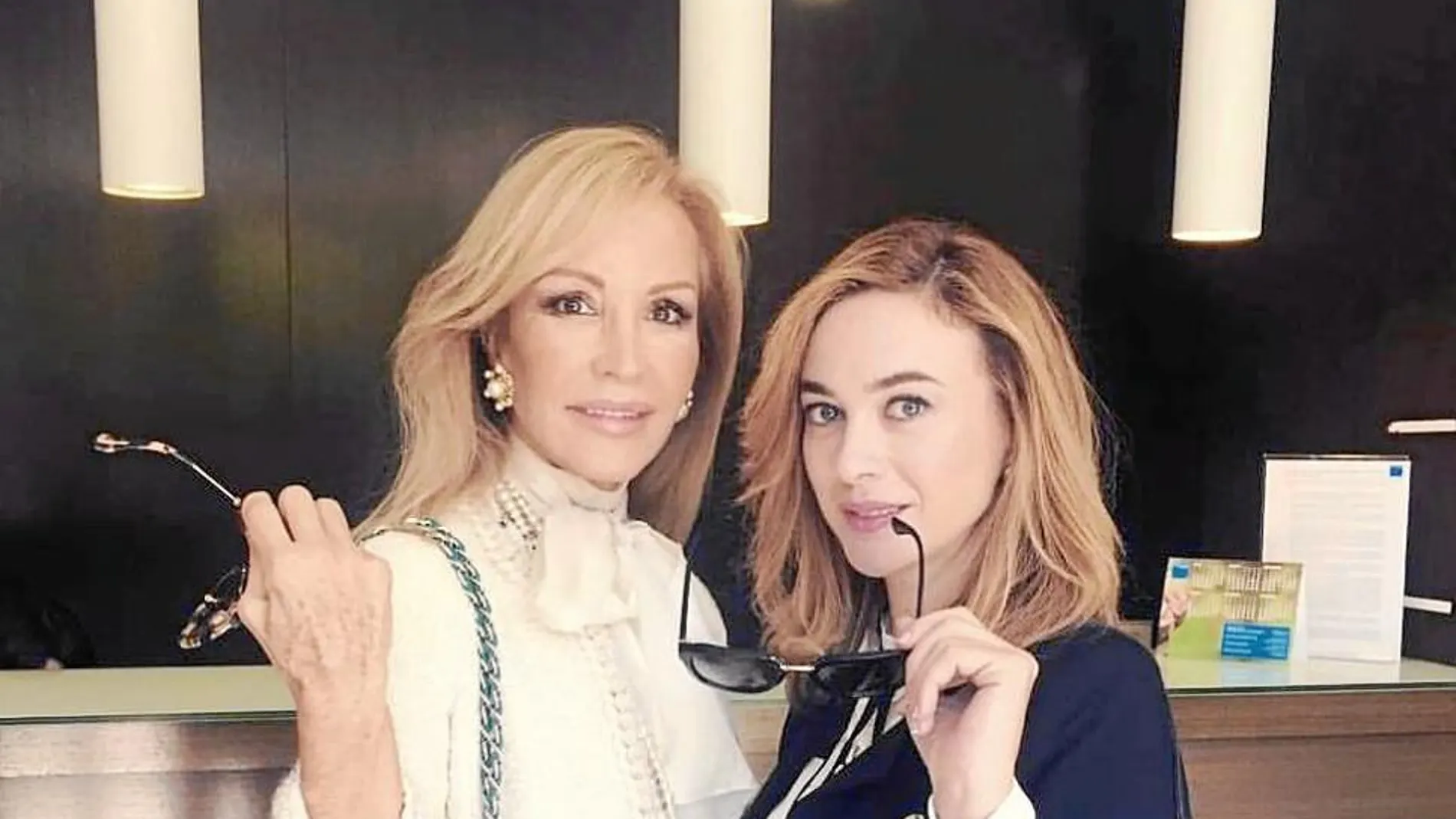 Carmen Lomana debuta en el corto «Las Rubias», con Marta Hazas