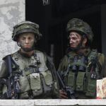 Soldados israelíes en la puerta de una casa palestina en la ciudad cisjordana de Hebrón