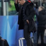 El entrenador del Atlético Diego Simeone da instrucciones a los jugadores durante el partido de vuelta por los octavos de final de la Liga de Campeones