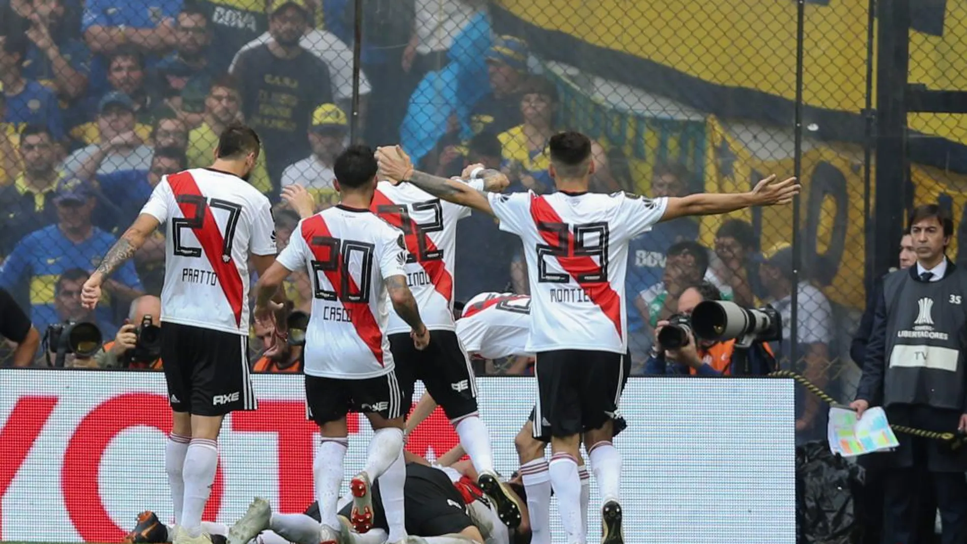 Jugadores de River celebran el empate luego de un autogol de Carlos Izquierdoz, de Boca Juniors. EFE/Juan Ignacio Roncoroni