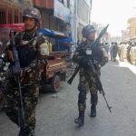 Fuerzas de seguridad afganas llegan al lugar del ataque en Jalalabad city