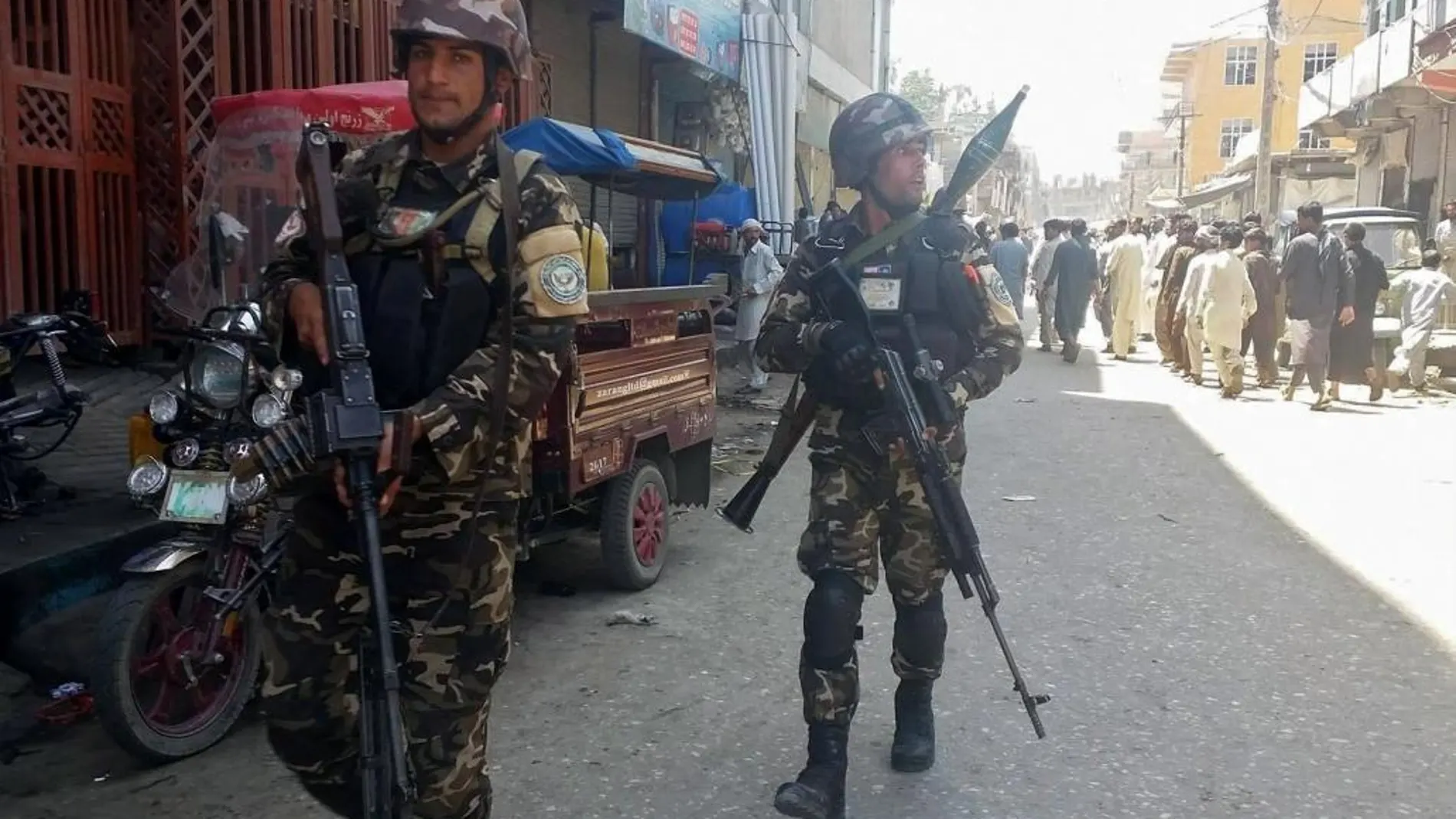 Fuerzas de seguridad afganas llegan al lugar del ataque en Jalalabad city