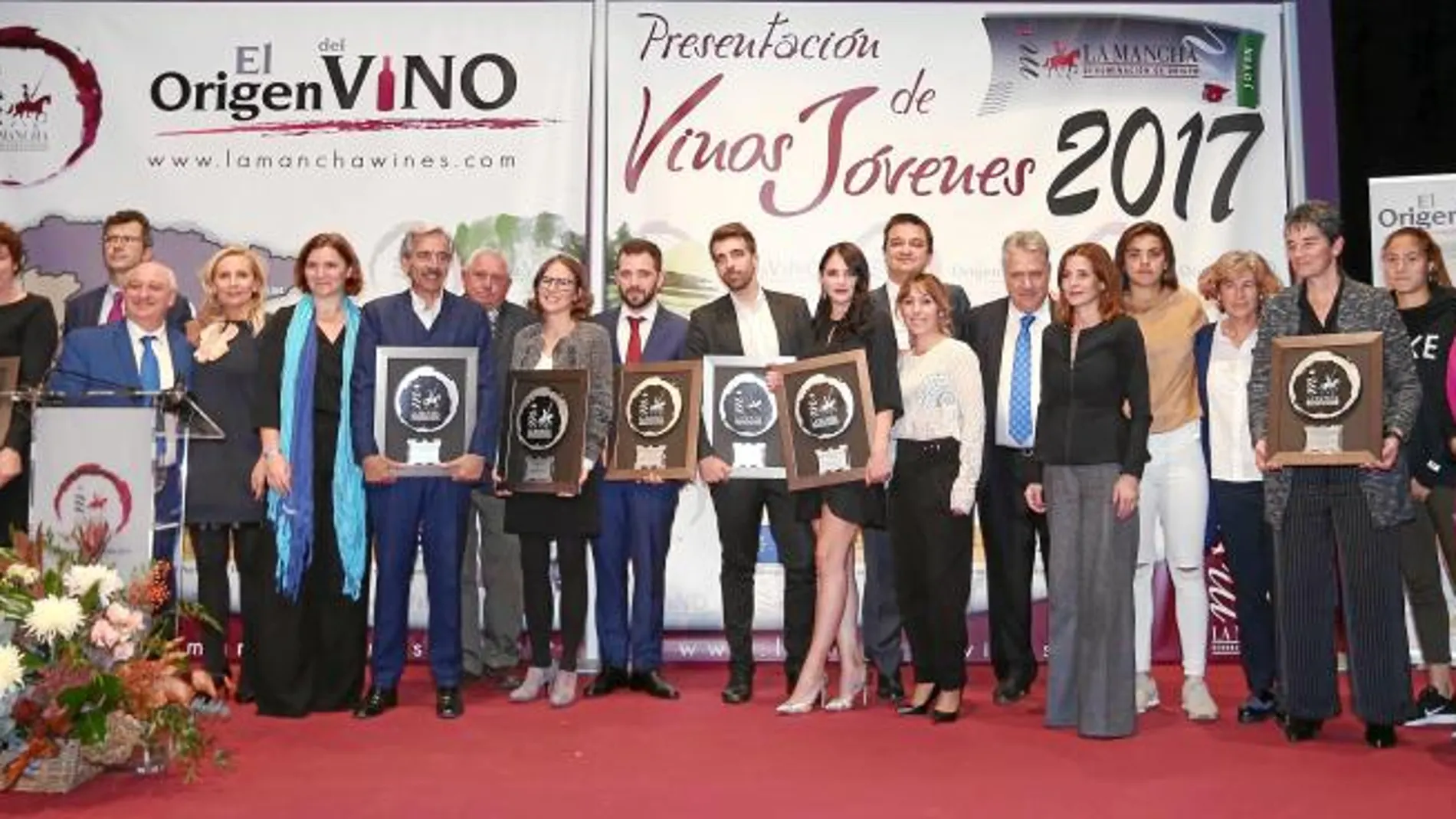 Foto de familia de todos los premiados por la Denominación de Origen La Mancha durante la gala celebrada esta semana en el Círculo de Bellas Artes de Madrid