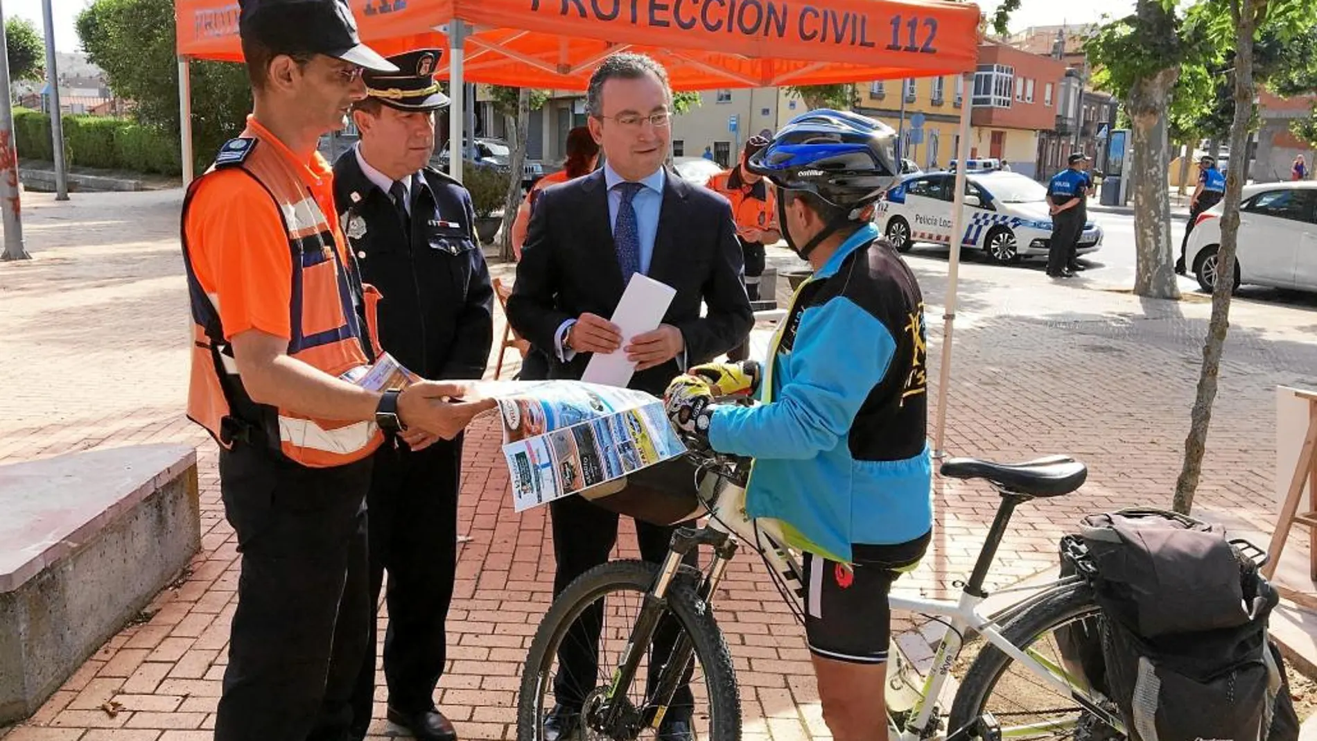 Fernando Salguero junto a Ángel Ordas y un miembro de Protección Civil atienden a un peregrino