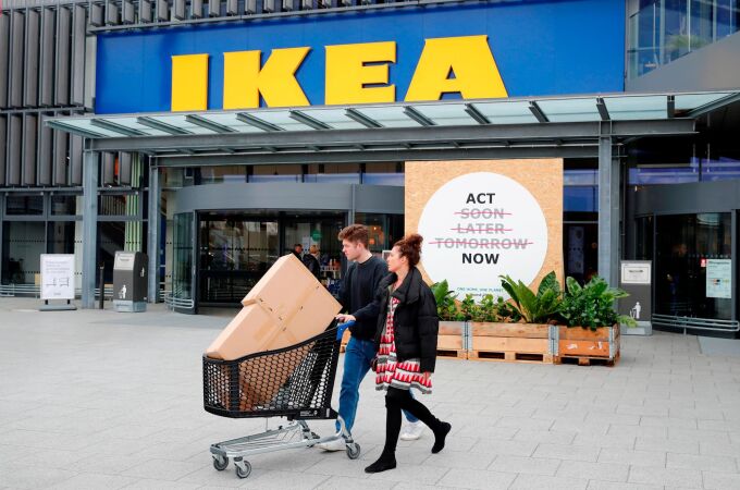 Una pareja sale de un establecimiento de Ikea en Dusseldorf (Alemania)