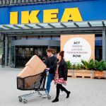 Una pareja sale de un establecimiento de Ikea en Dusseldorf (Alemania)