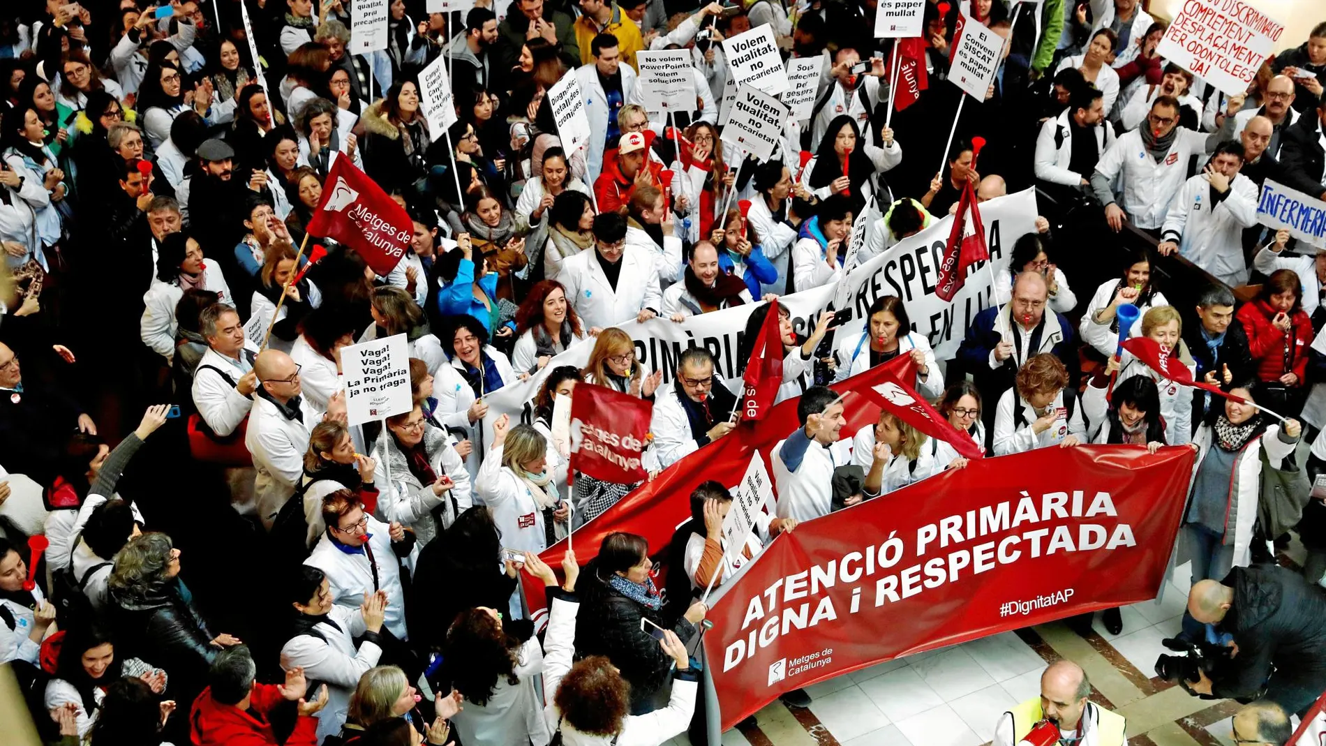 Los médicos de la atención primaria entraron en la sede del Institut Català de la Salut (ICS) para hacer oír su protesta con un ensordecedor ruido de silbato