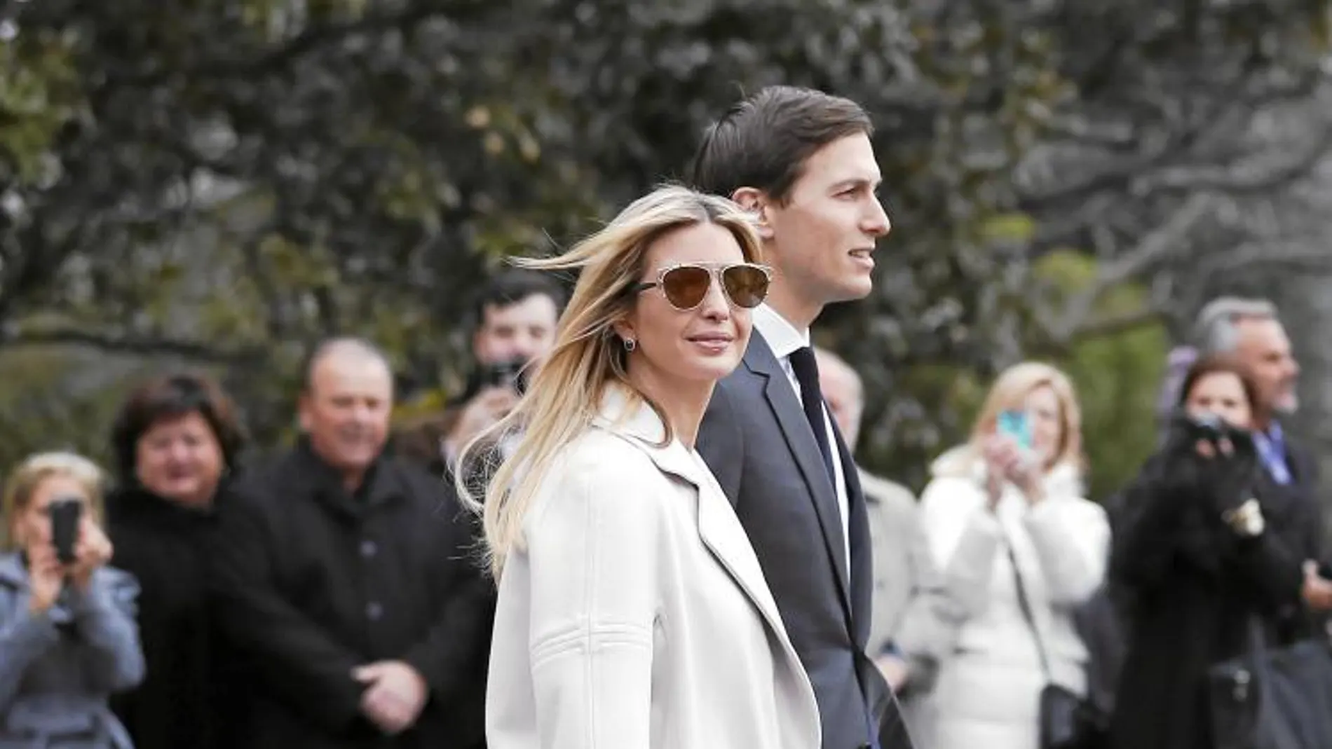Tanto Ivanka Trump como Jared Kushner gozan del favor del presidente, que nunca ha escondido su predilección por su hija. Su yerno, demócrata por tradición, se cambió de bando y unió fuerzas con el republicano desde que éste lanzó su campaña, en la que Kushner fue decisivo